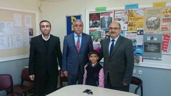 İlçe Milli Eğitim Müdürü Mehmet TOKSOY Karakese İlkokulu öğrencisi Suriyeli Ahmet İBRAHİM´e ödül taktim etti.